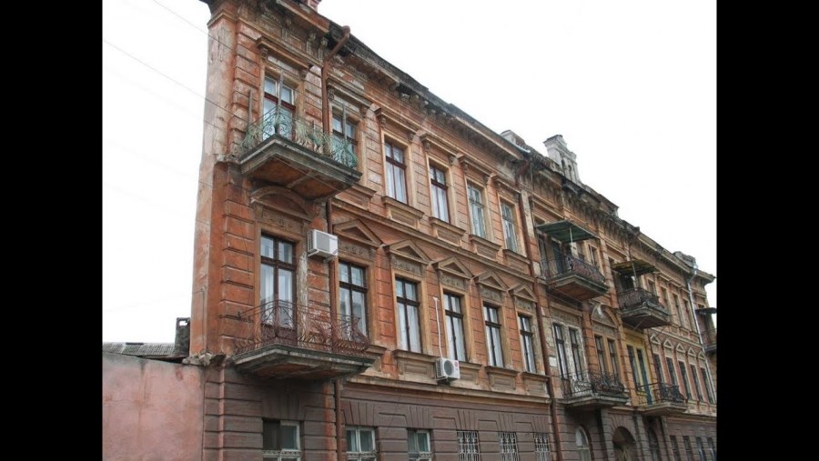 Кирпичная стена с окном