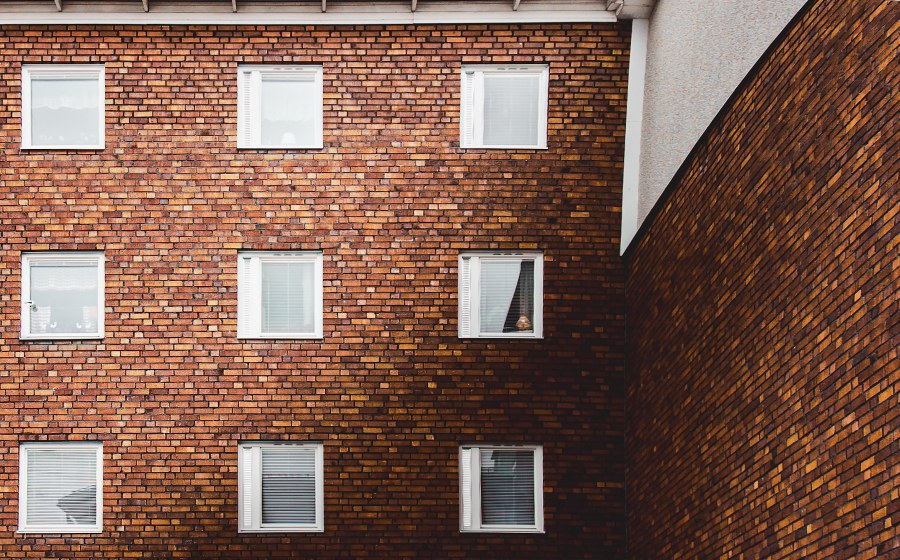 Зеленая каменная стена