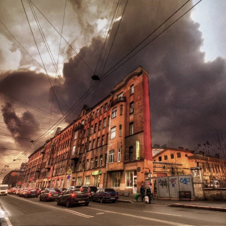 Дом-стена в Санкт-Петербурге на улице Боровой