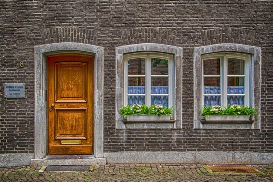 Дом с зелеными ставнями