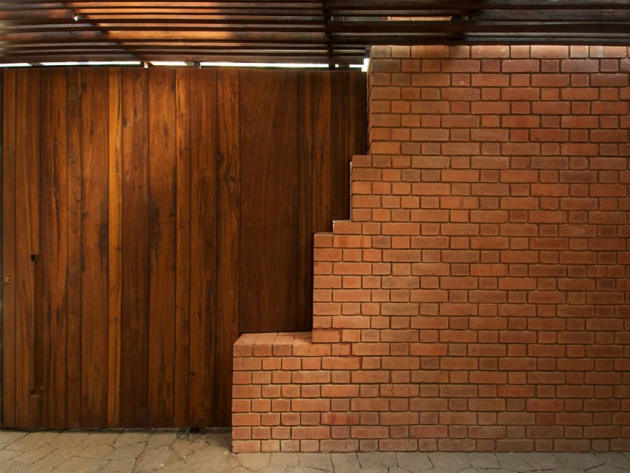 Дом в стене города