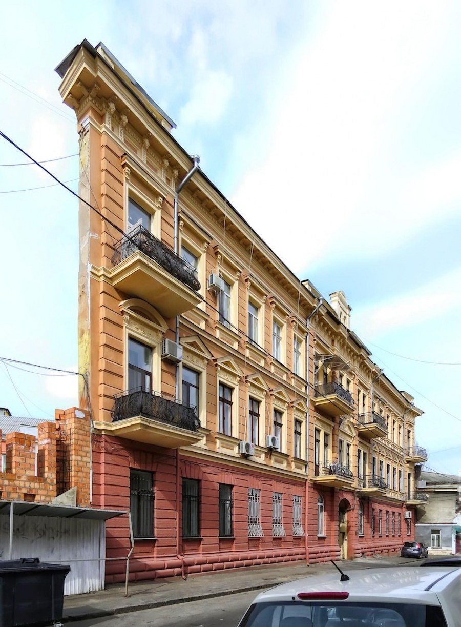 Кирпичная стена на улице