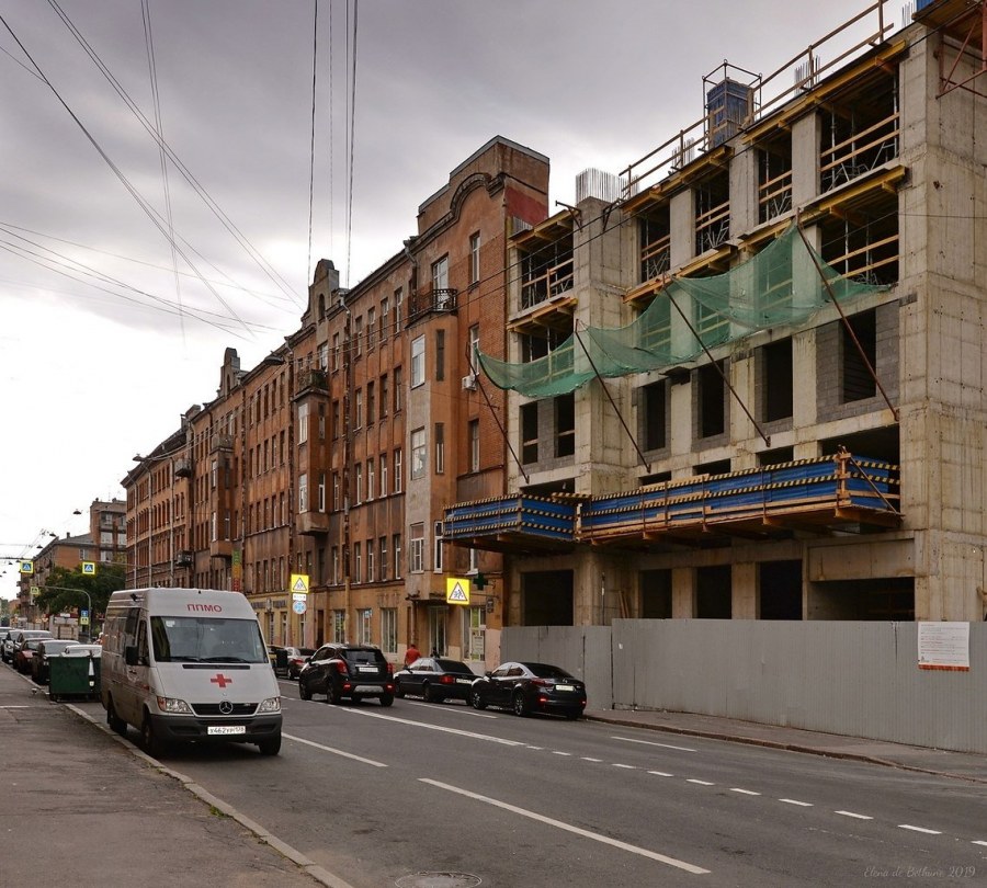 Плоский дом на Боровой улице Питер