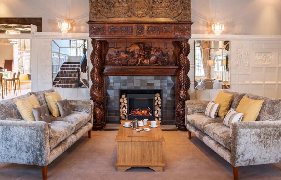 Гостиная с камином и диваном