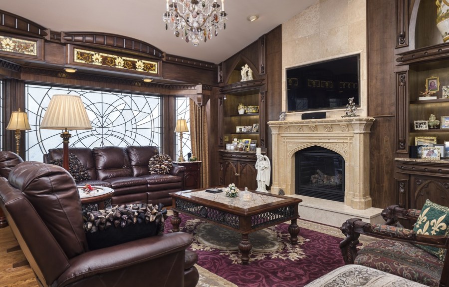 Комната с камином и баром