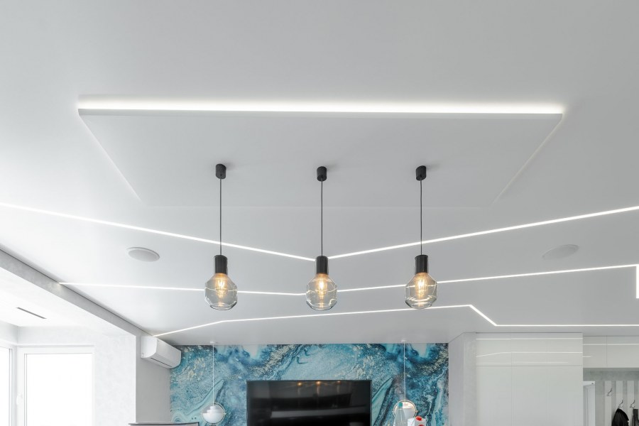 Натяжной потолок в гостиной