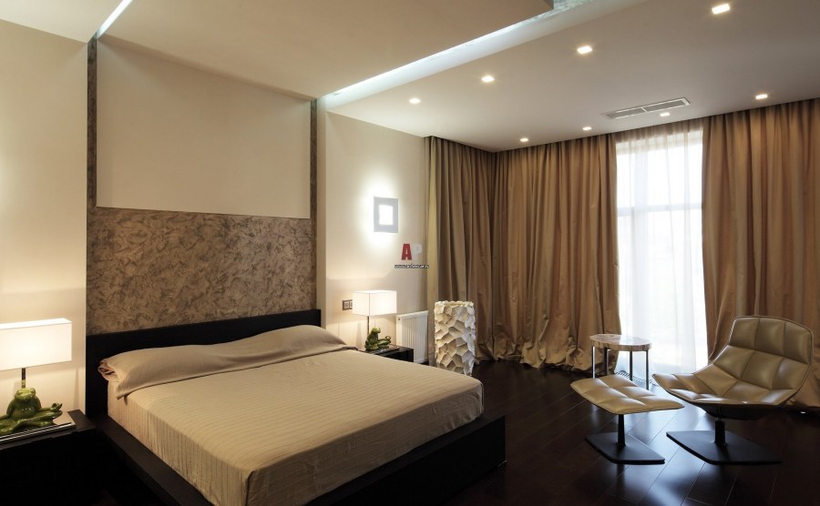 Точечные светильники в спальне