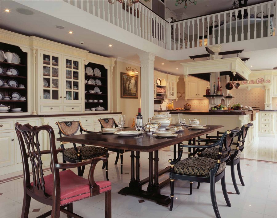 Гостиная в английском стиле с камином и телевизором