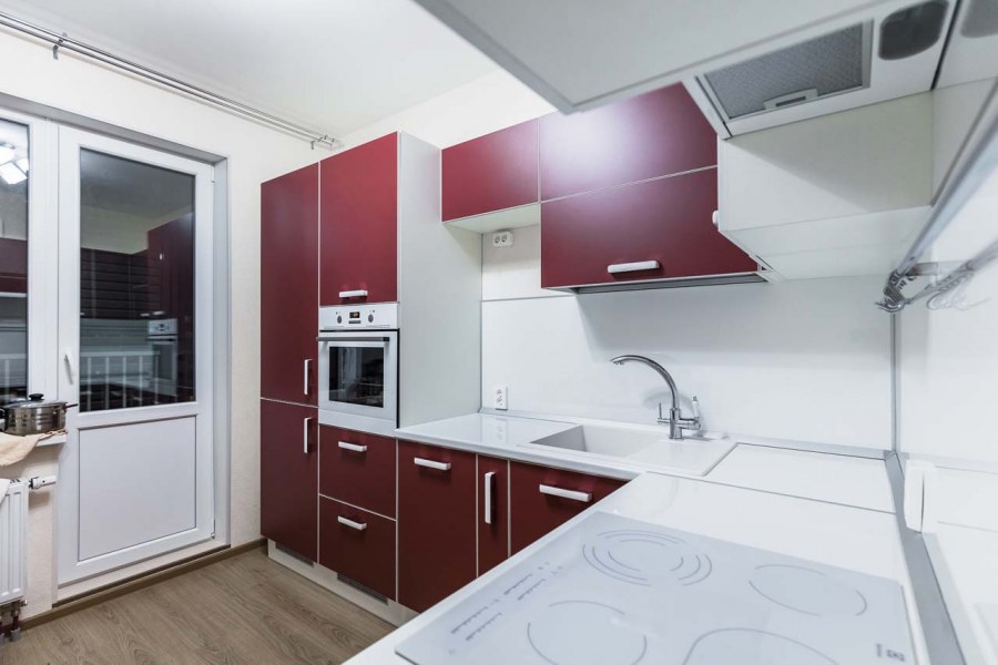 Кухни бордовые матовые для 10-метровой кухни