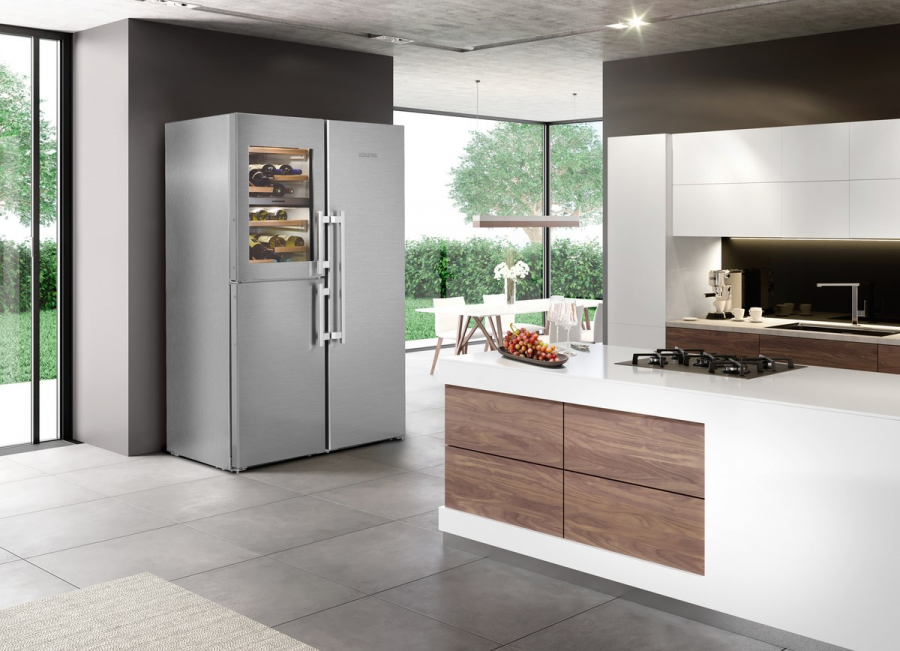 Бордовый холодильник в интерьере