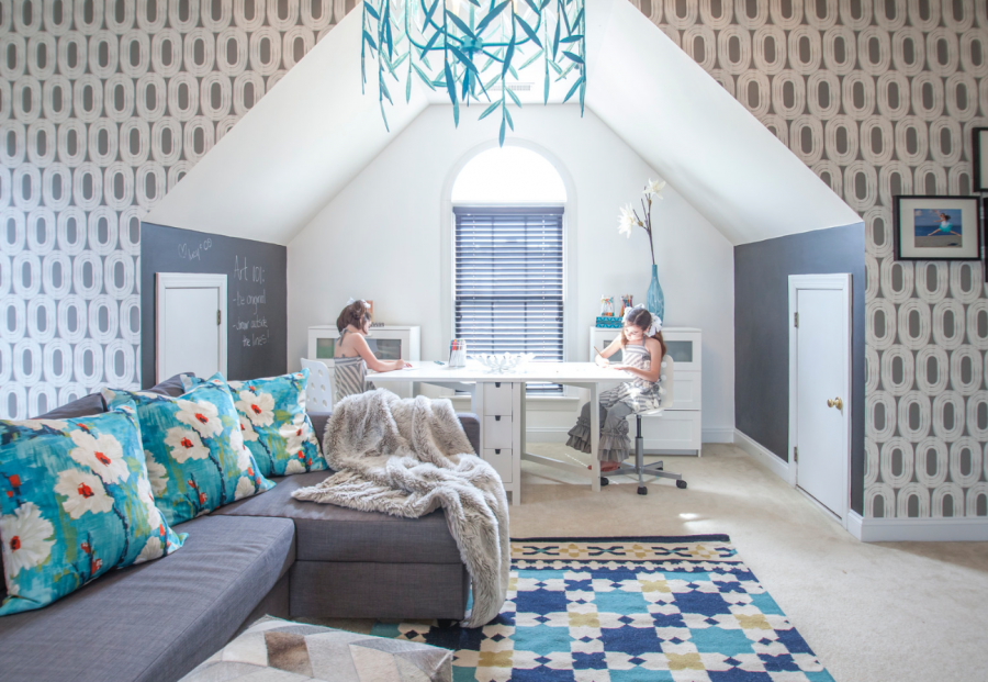 Обои на потолке мансарды