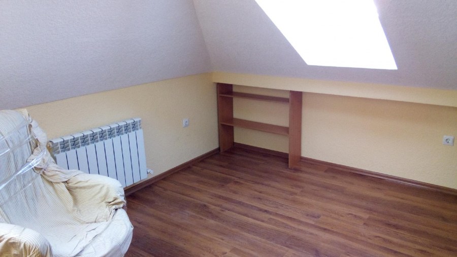 Интерьер мансарды в светлых тонах