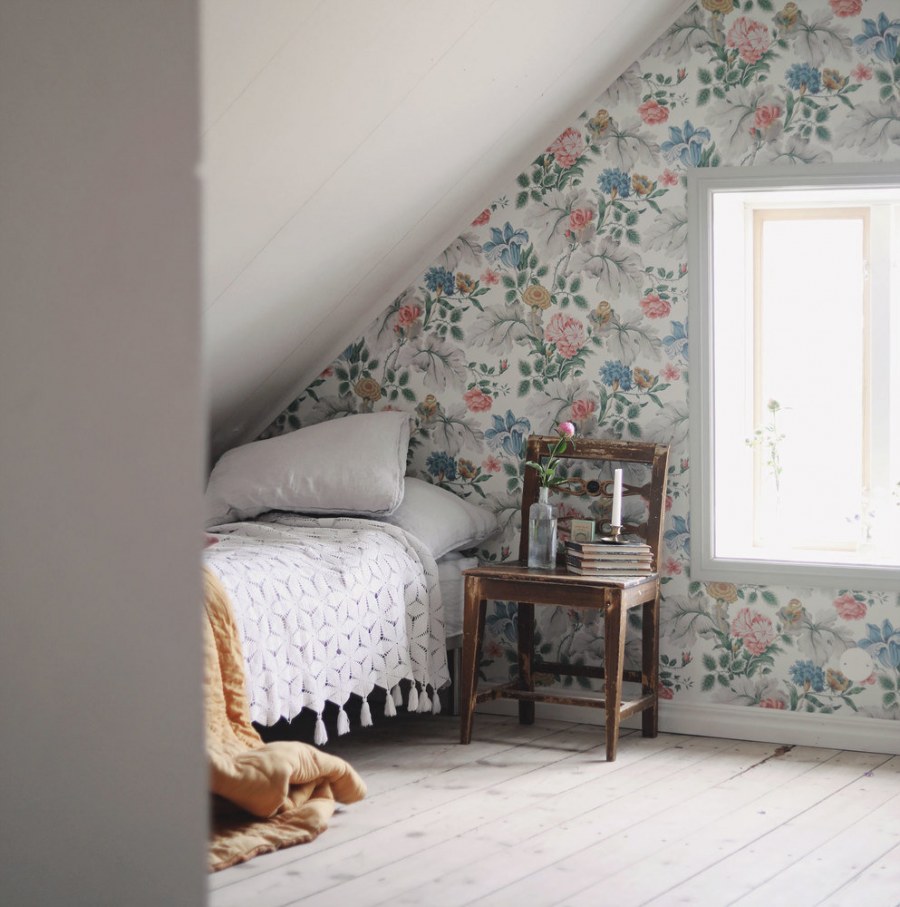 Спальня на мансарде в розовом