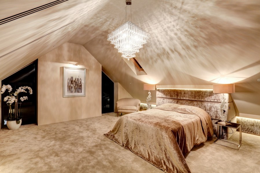 Белая спальня в мансарде