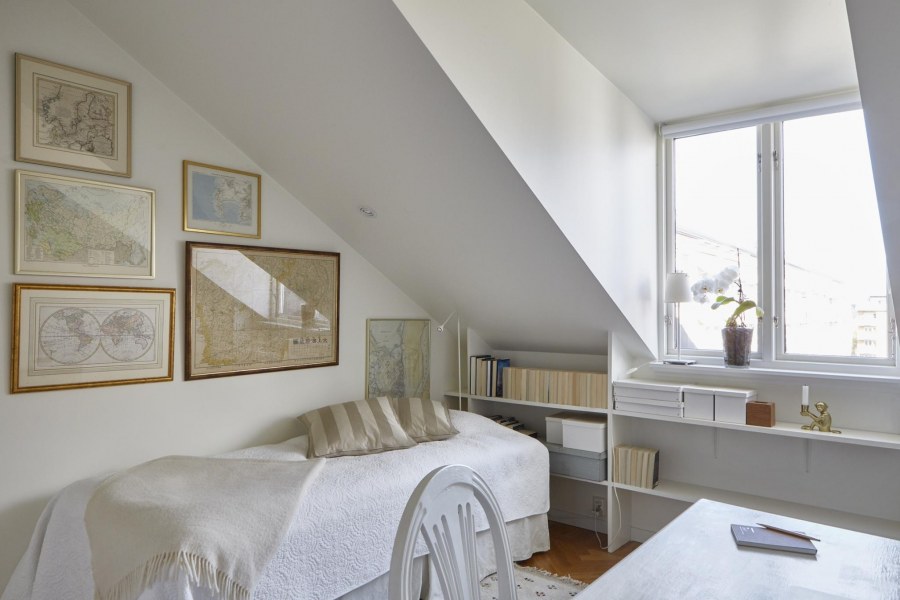 Фотообои для мансардной комнаты