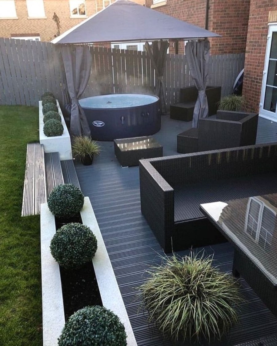 Задний двор частного дома