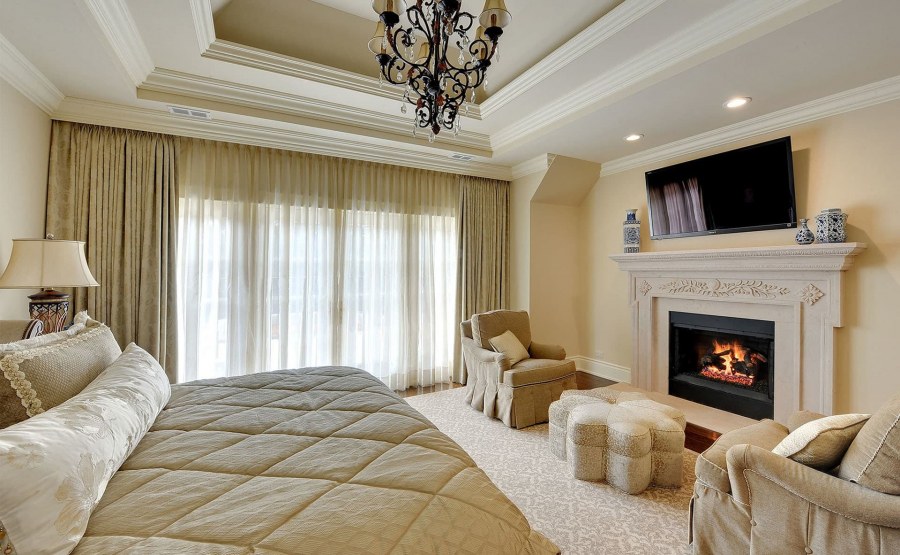 Спальня гостиная с камином