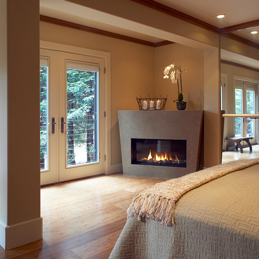 Современная спальня с камином