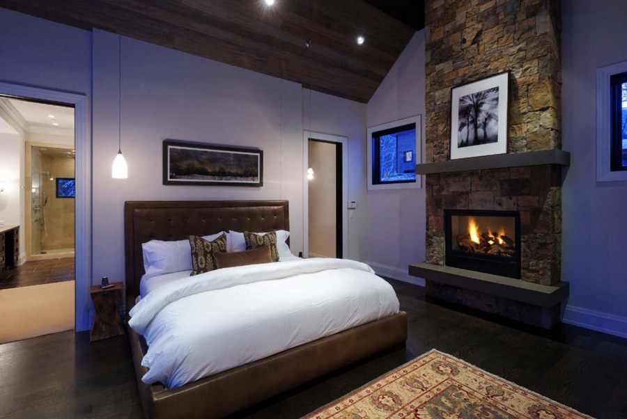 Электрокамин в спальне