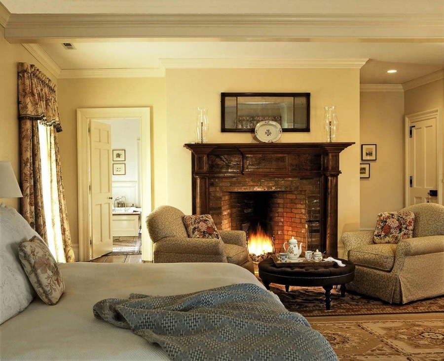 Уютная спальня с камином