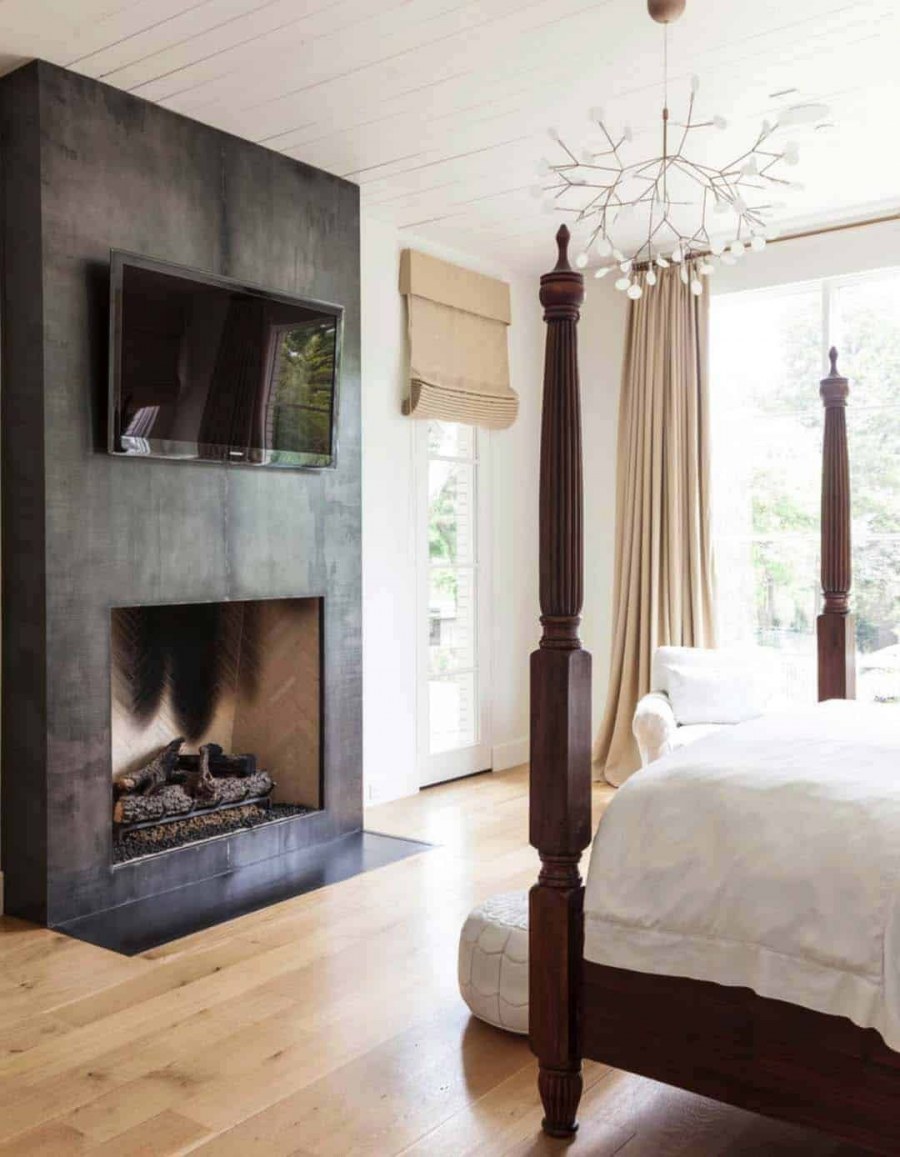 Маленькая спальня с камином