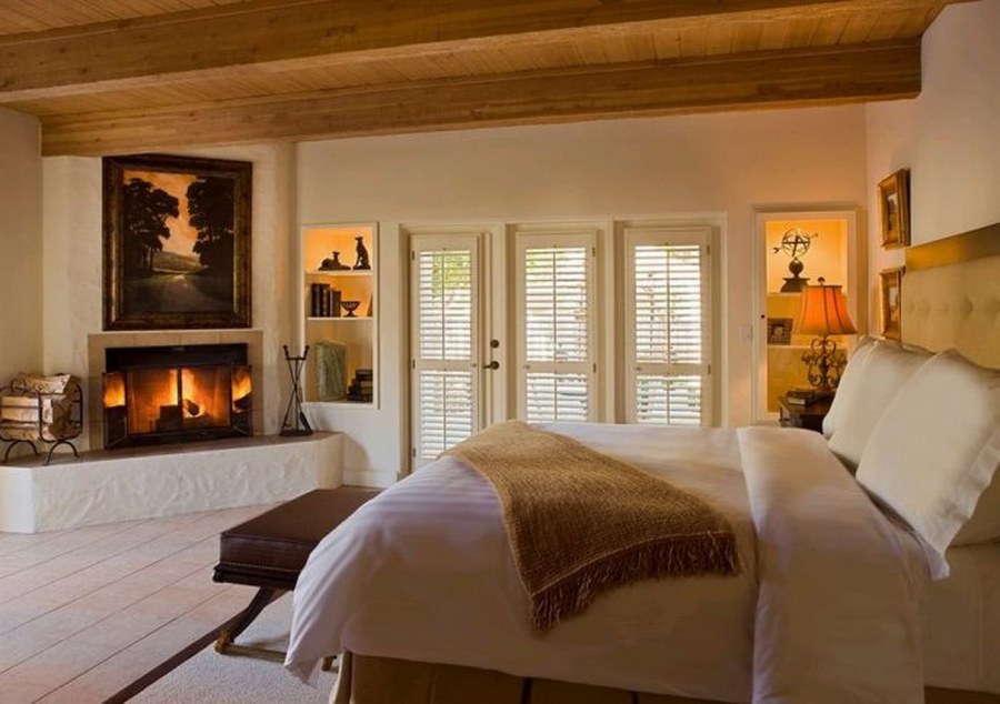Спальная комната с камином