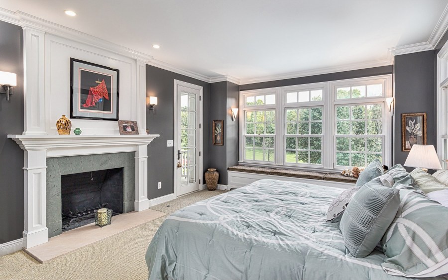 Электрокамин в спальне