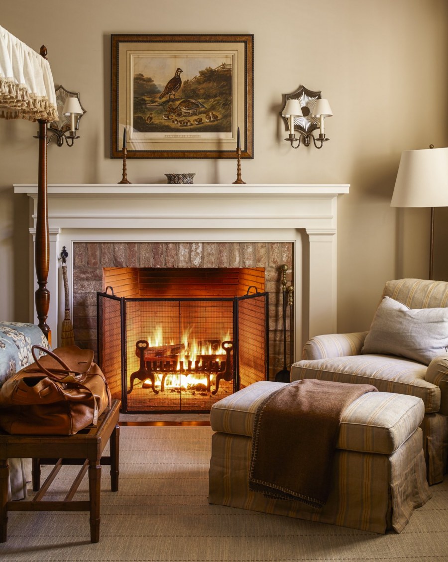 Камин в спальне квартиры