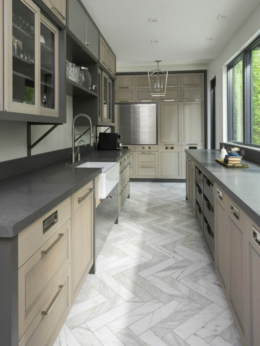 Серая кухня с бежевой столешницей