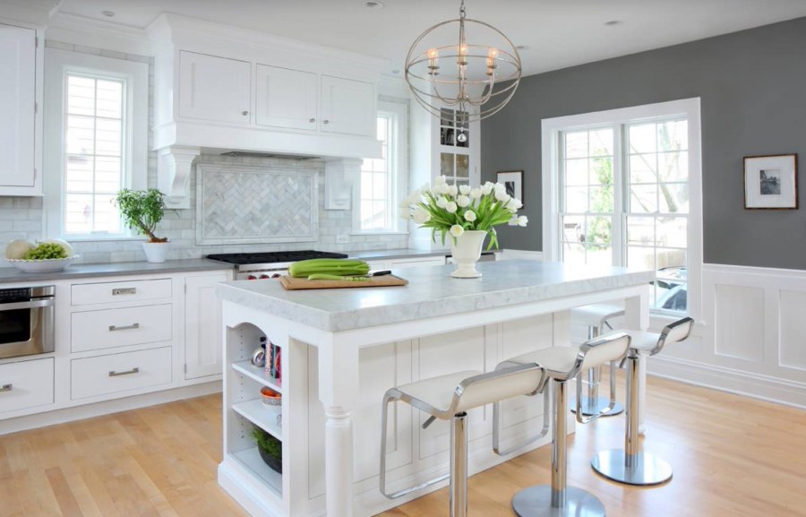 Белые стены на кухне