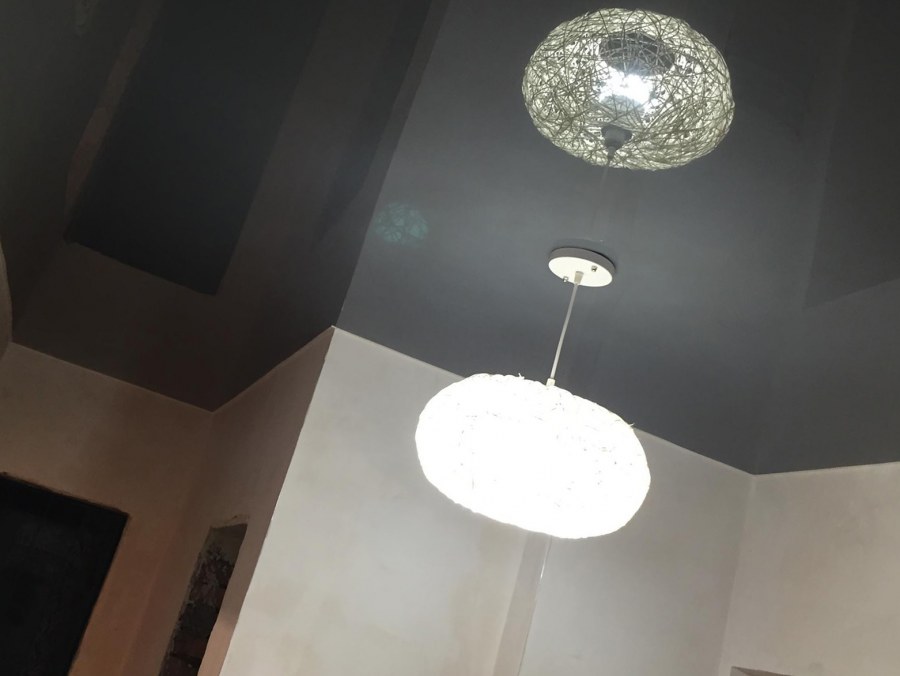 Серый матовый натяжной потолок в интерьере