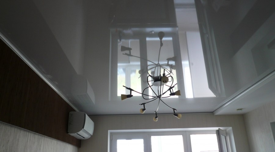 Серый глянцевый потолок