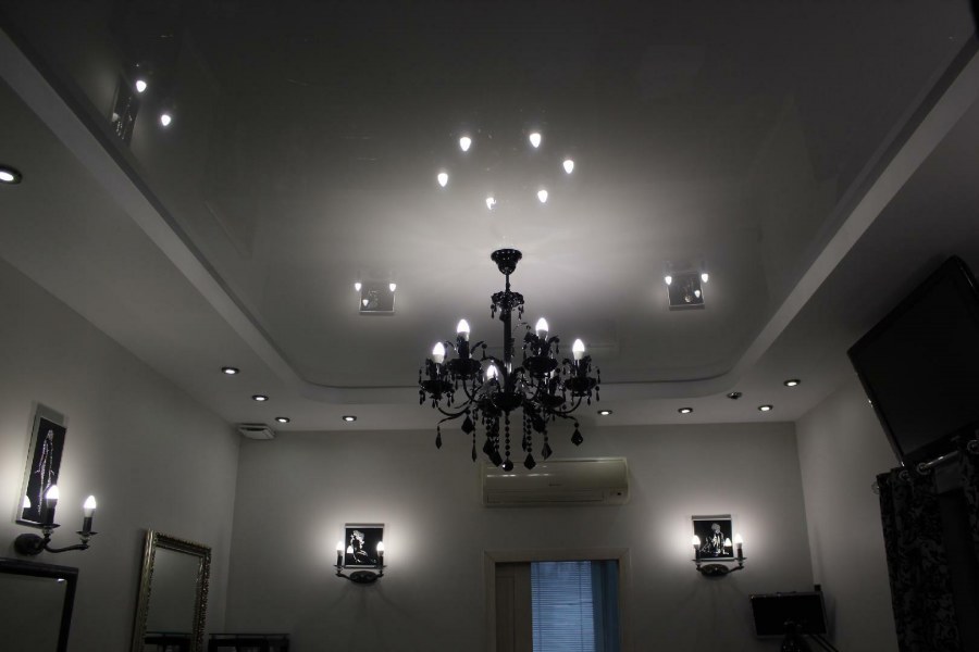 Серый натяжной потолок