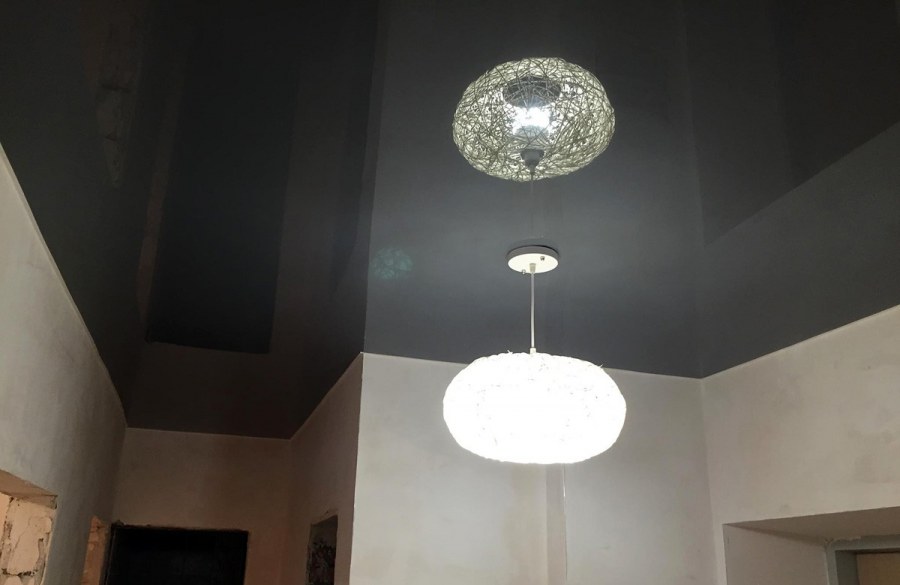 Натяжной потолок серого цвета