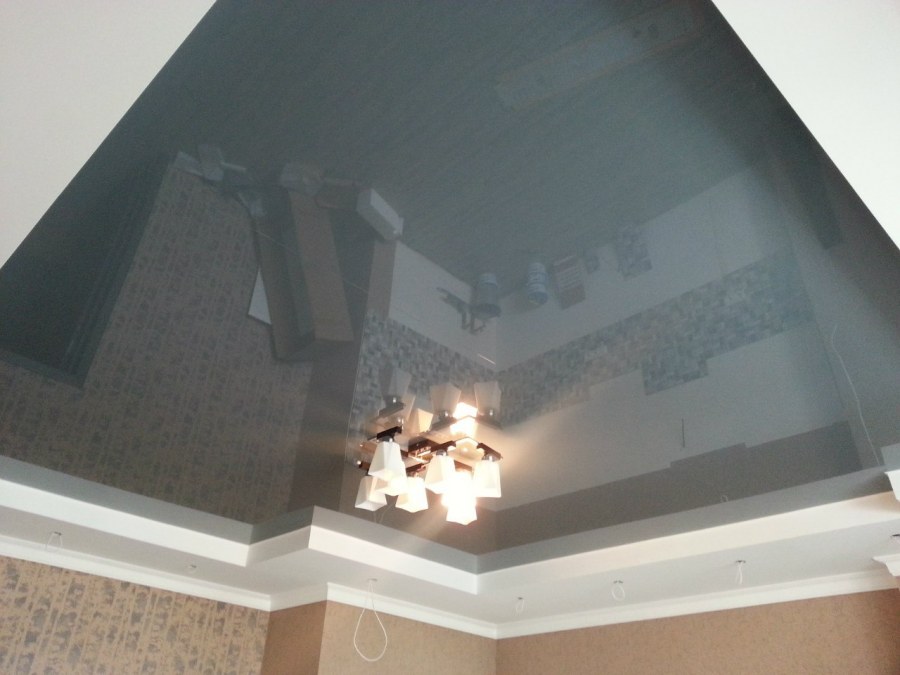 Серебристый натяжной потолок