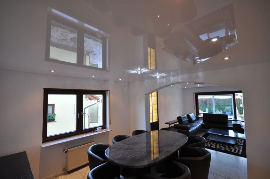 Серый глянцевый потолок