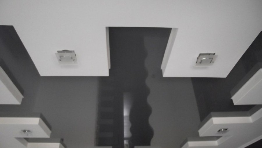 Серый матовый потолок