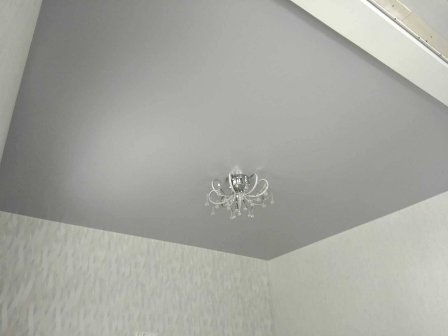 Серый натяжной потолок 317 оттенок