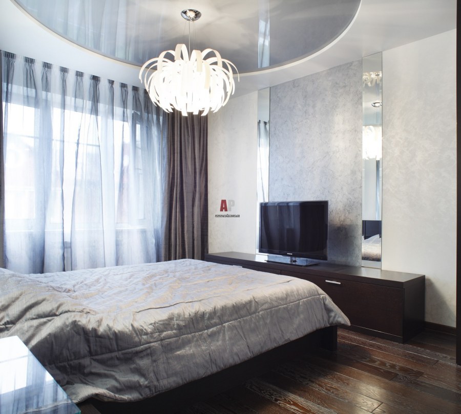 Серый натяжной потолок в спальне