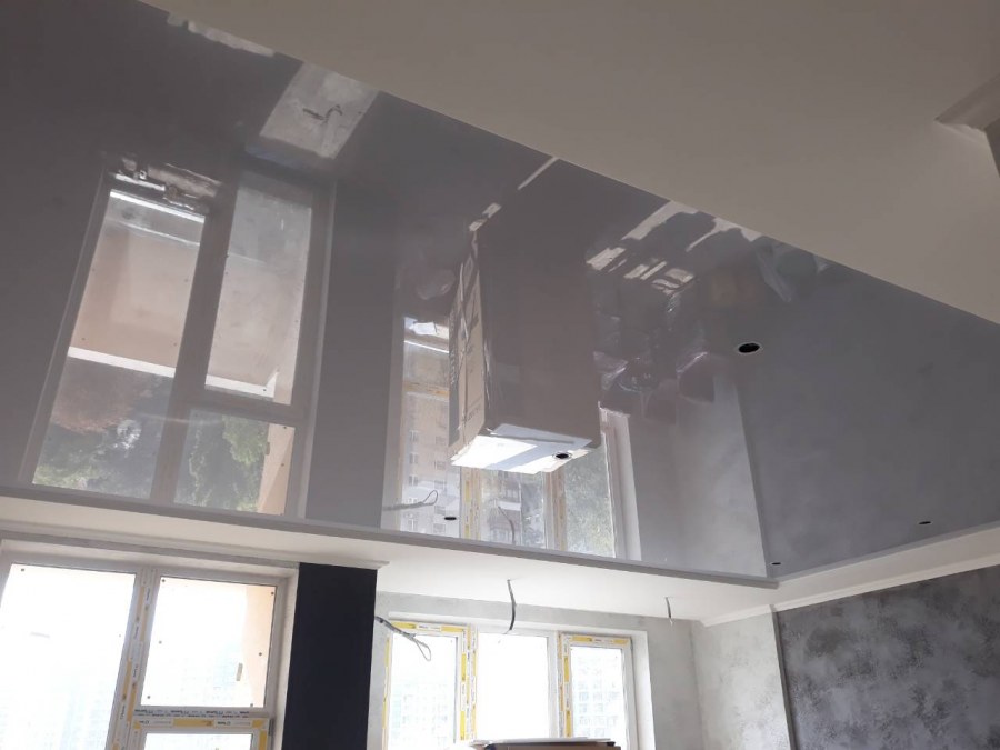 Серый глянцевый натяжной потолок