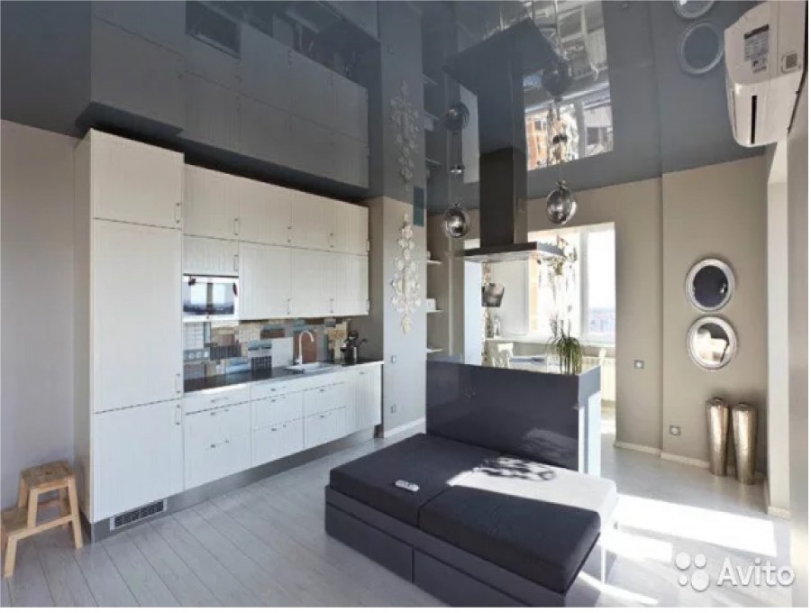 Серый потолок в интерьере кухни