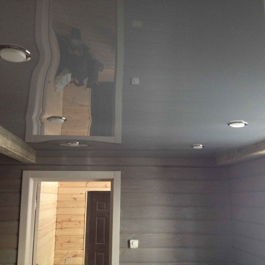 Серый глянцевый натяжной потолок