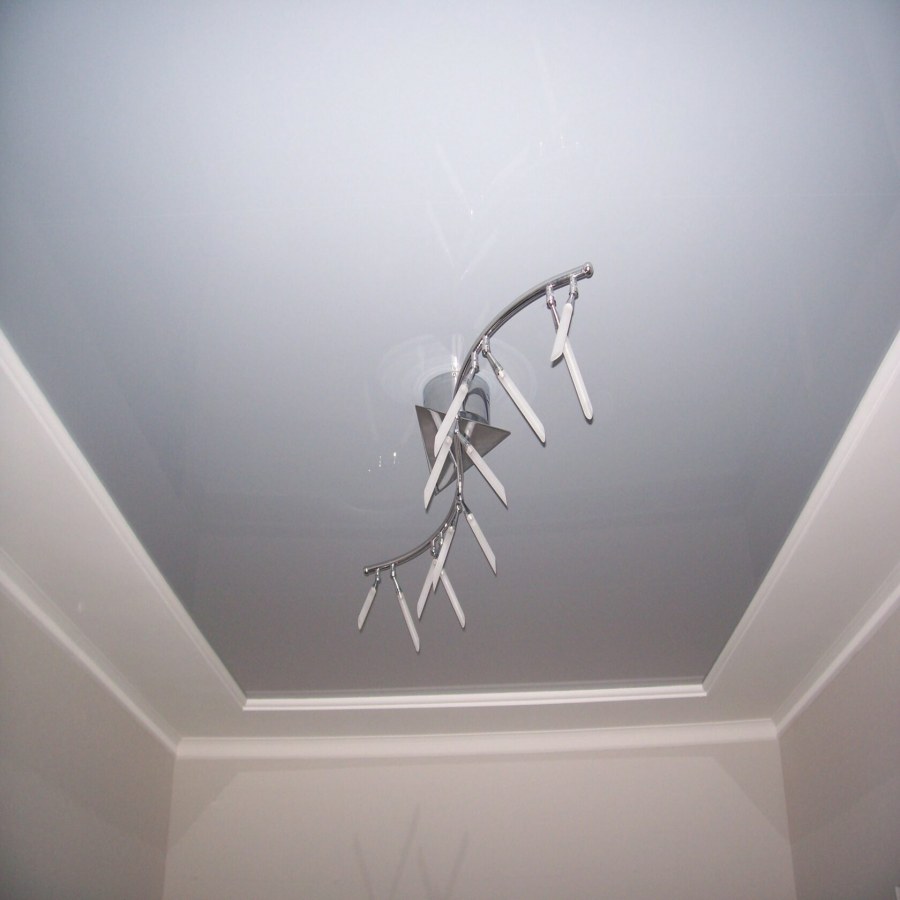 Серый натяжной потолок