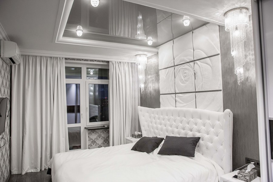 Серый потолок