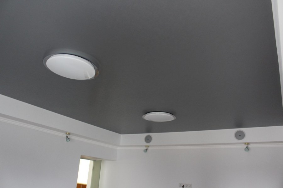 Серый натяжной потолок