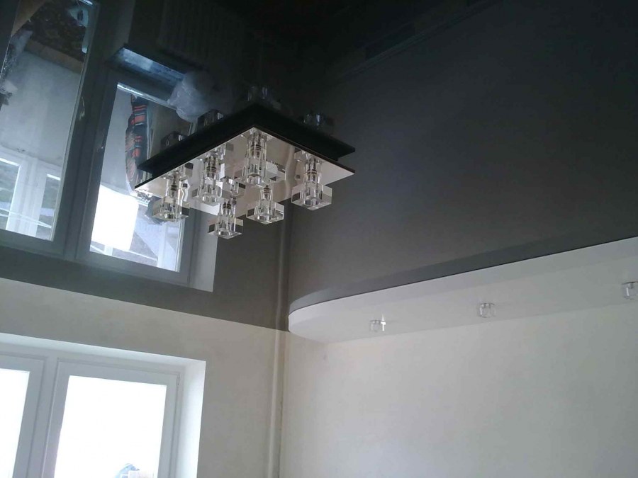 Черный глянцевый потолок