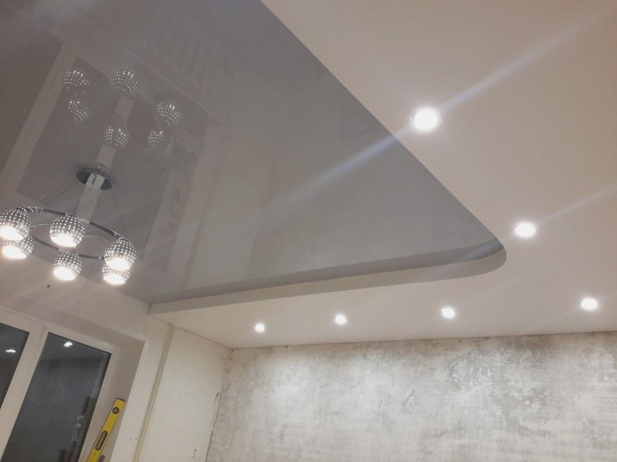 Светло серый натяжной потолок