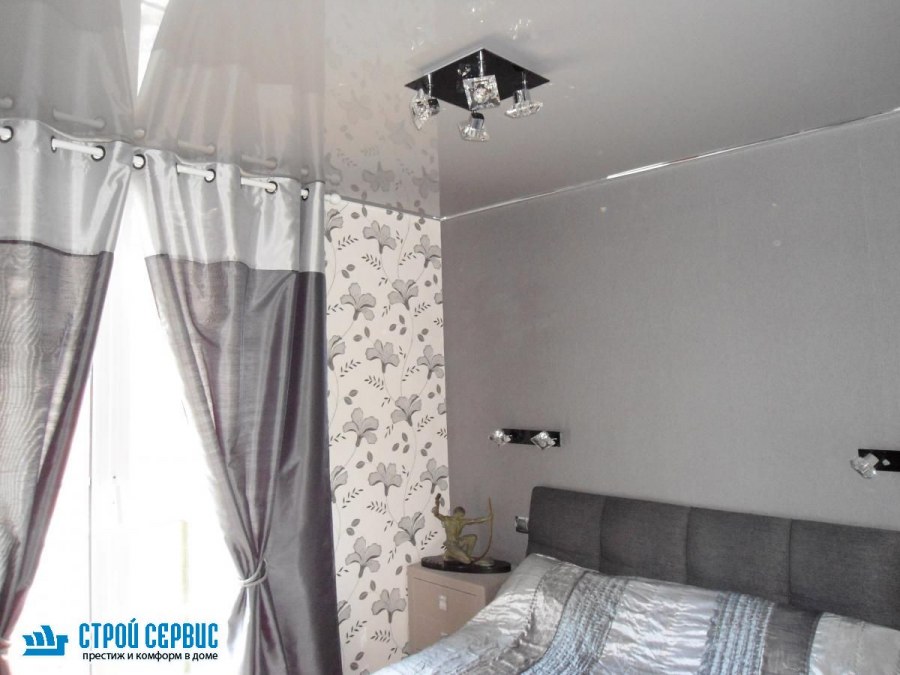 Натяжной потолок в серую комнату