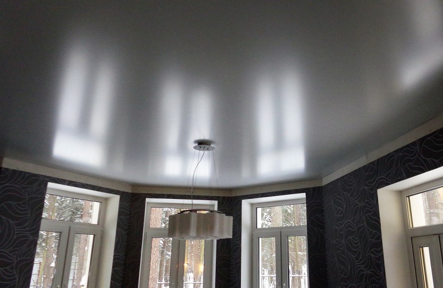 Серый глянцевый потолок