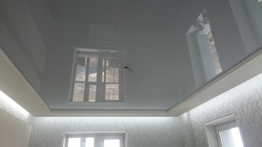 Глянцевый натяжной потолок